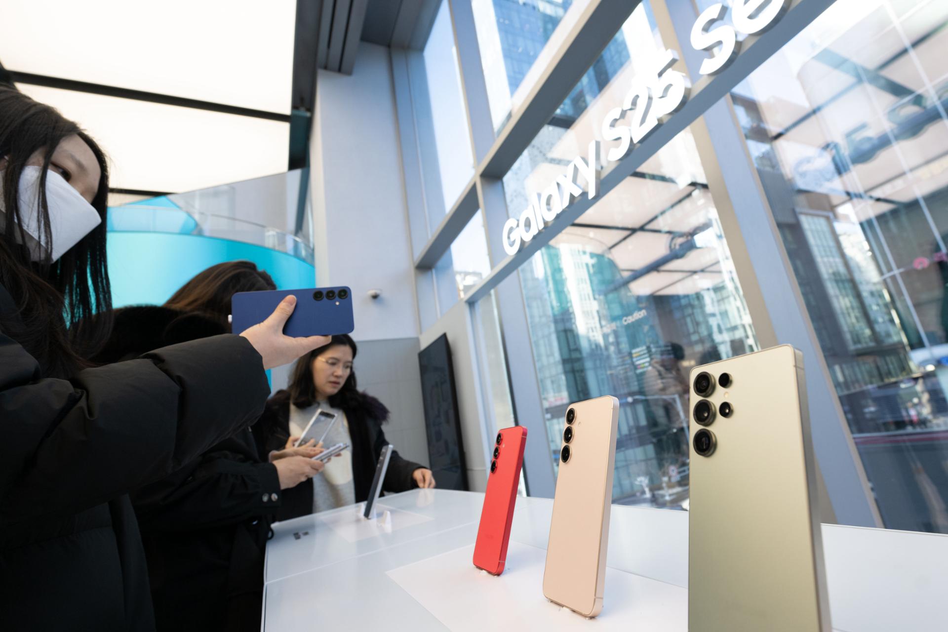 Soaring memory prices push Samsung to weigh Galaxy S26 pricing strategy