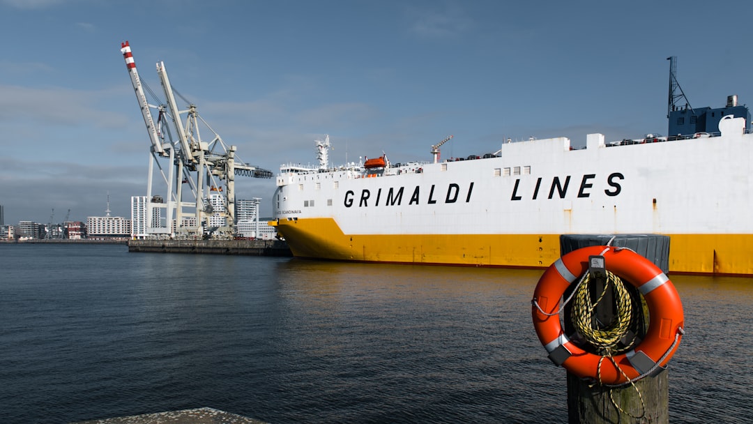 Major Shipping Lines Halt Gulf Services Amid Strait of Hormuz Tensions