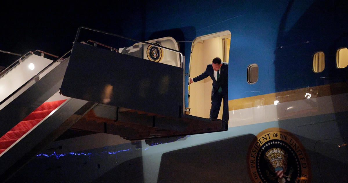 Trump Switches Planes After Electrical Issue, Resumes Davos Trip