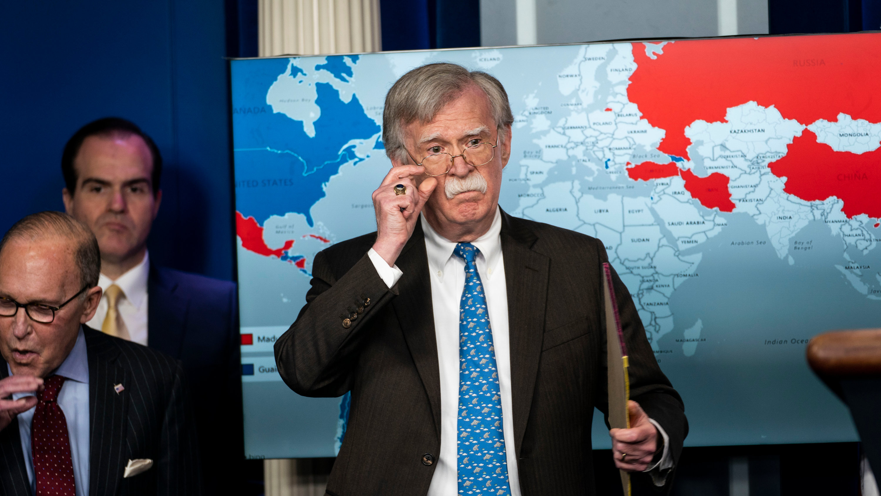 Trump Informs Oil Executives, Sidesteps Congress on Venezuela Strike