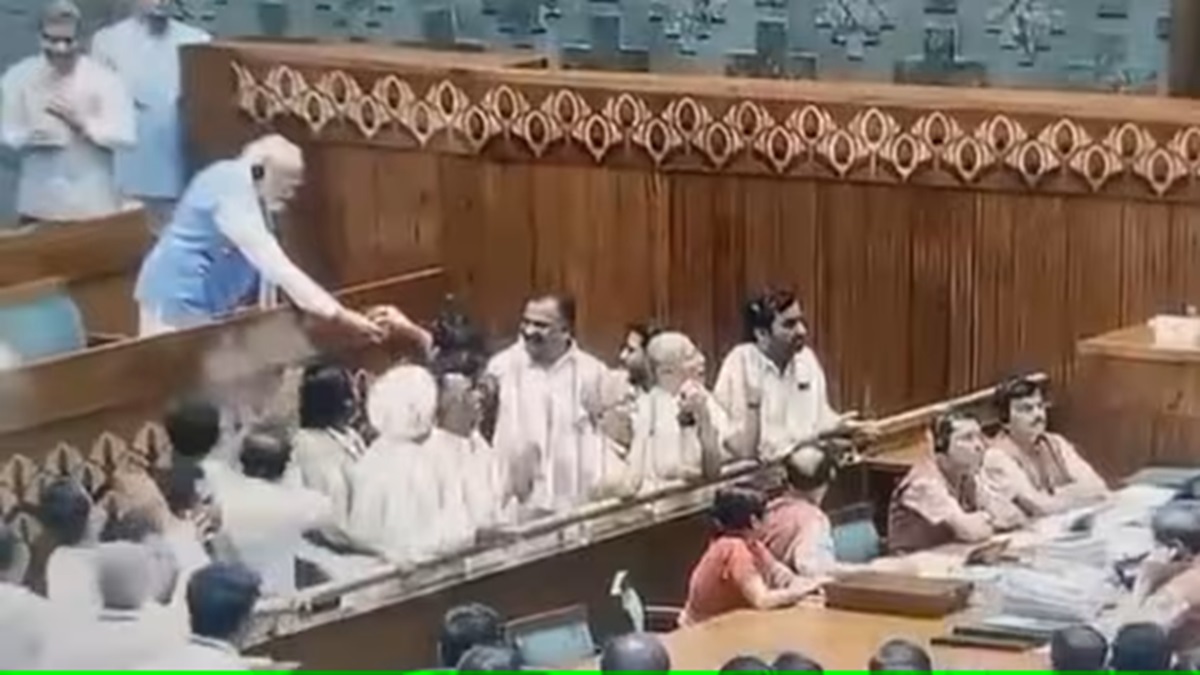 Rahul Criticizes Modi's Silence on Indore Water Tragedy