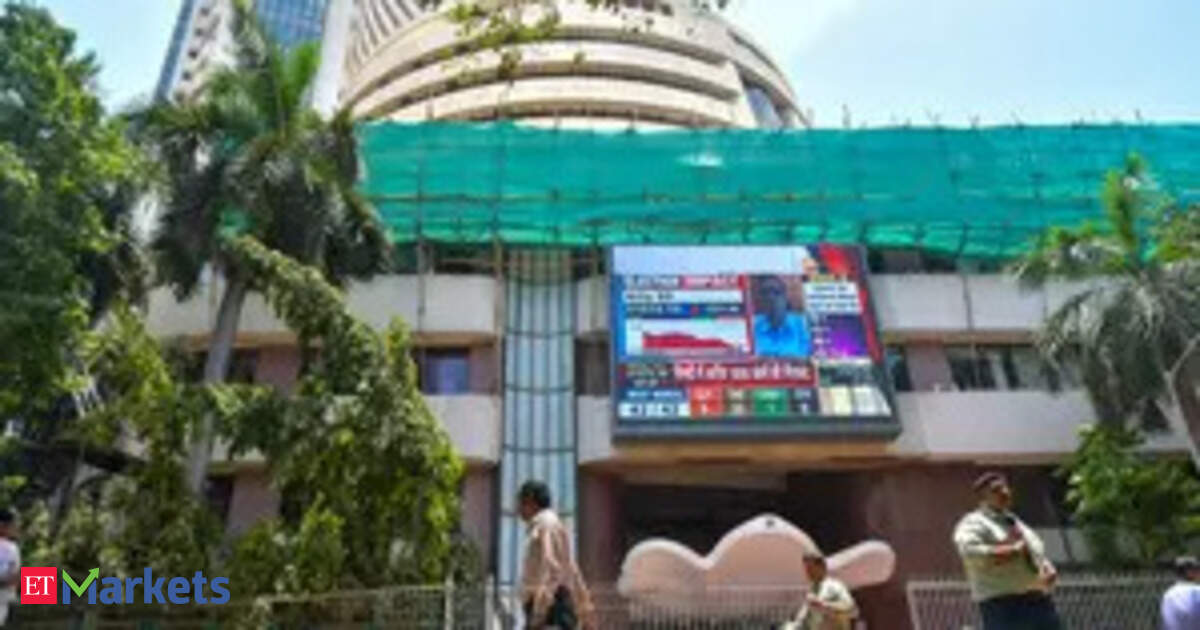 India's markets dip amid persistent US tariff fears and foreign outflows
